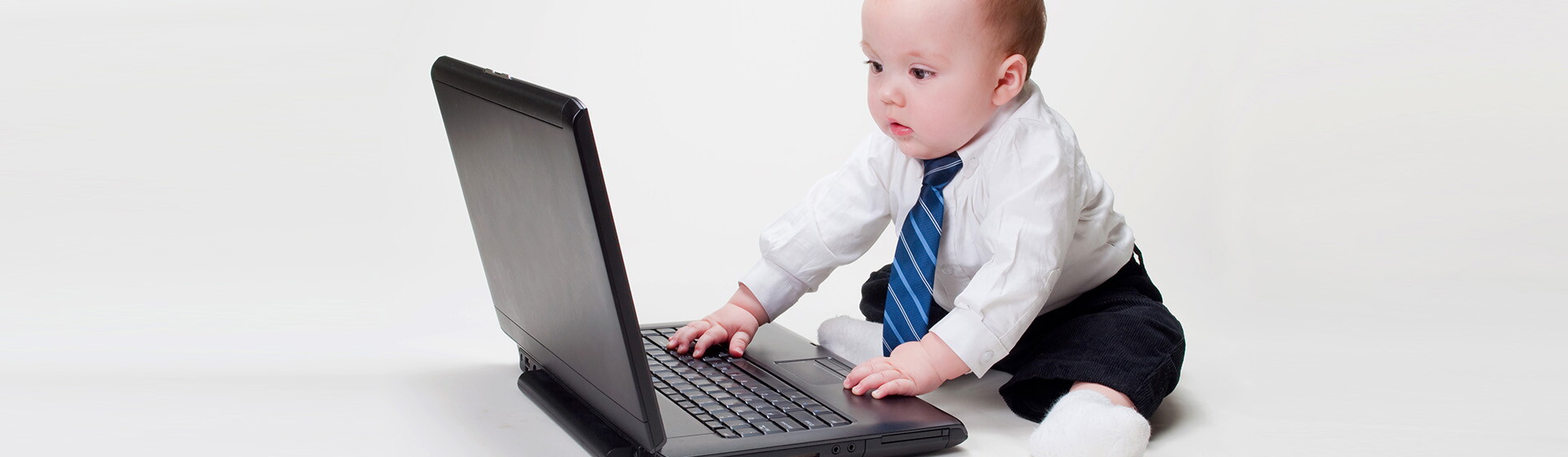 תינוק מעונב מקליד במחשב